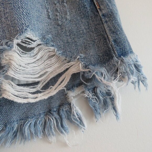 MOUSSY VINTAGE Exposed Button Fly Distressed Raw Hem Jean Shorts - Picture 6 of 15